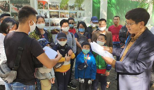 Đại sứ quán gặp gỡ bà con người Việt trước chuyến bay hồi hương