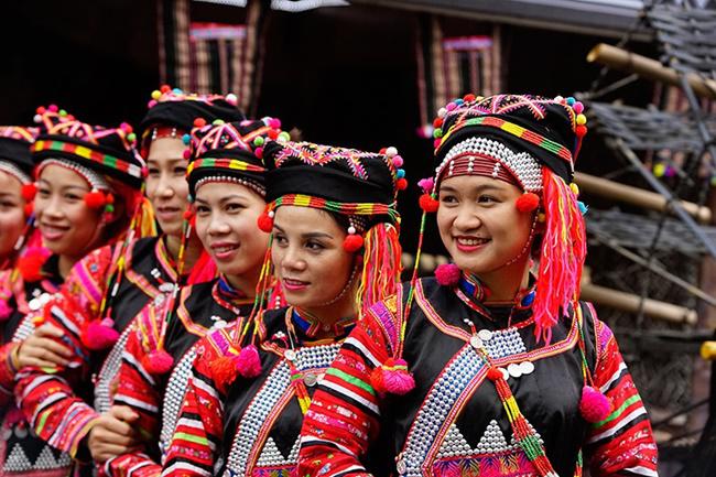 Những cô gái đồng bào dân tộc Hà Nhì. (Ảnh: Báo công thương.) 