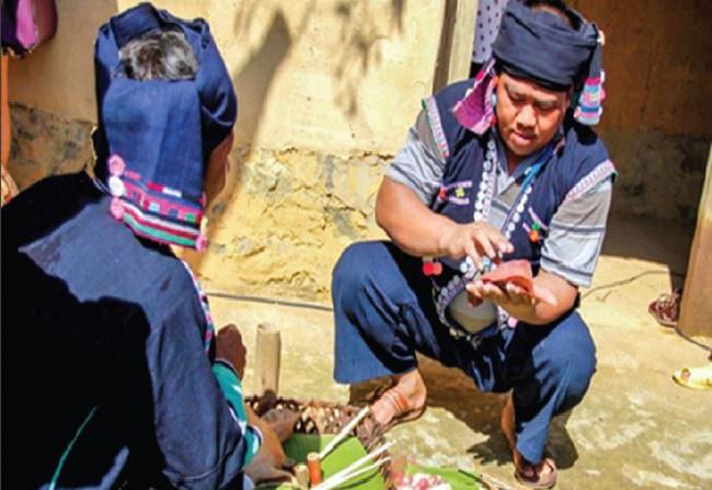 Tục bói gan lợn của người Hà Nhì. (Ảnh: Báo Công lý)