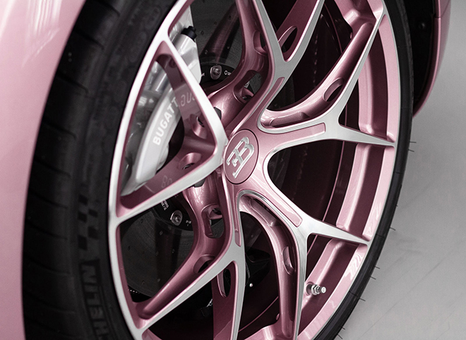 Siêu xe Bugatti Chiron màu trắng hồng độc nhất vô nhị - 10