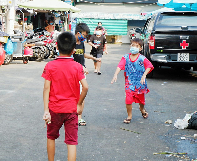 Trẻ em vui đùa trong khu vực hẻm 245 Nguyễn Trãi.