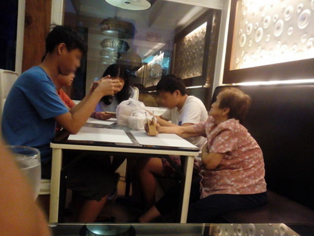 Bạn trẻ - Cuộc sống - Bà dẫn các cháu đi ăn nhưng thái độ của những đứa trẻ mới gây chú ý