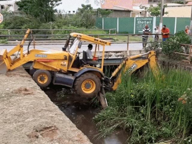 Media - Tròn xoe mắt xem tài xế cho máy xúc lội mương
