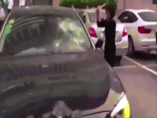 Bạn trẻ - Cuộc sống - Clip: Phát hiện chồng qua lại với "tiểu tam", vợ đập nát xế hộp gần 7 tỷ