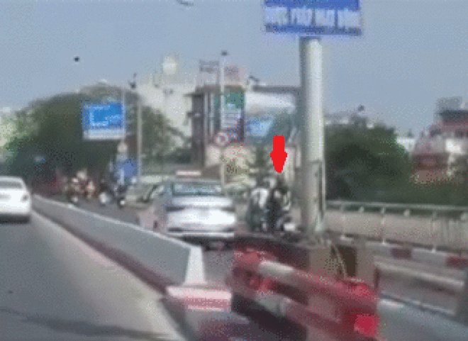 Video: Lái xe máy phóng như tên bắn, va chạm ngã bay lên nóc ôtô - 1