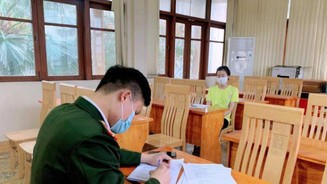 Cơ quan chức năng thị xã Đông Triều (Quảng Ninh) làm việc với nữ công nhân thuê đò vượt sông trái phép từ vùng dịch vào địa bàn (Ảnh: Lê Đại)