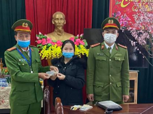 Tin tức trong ngày - Đi lễ đầu năm, cô gái rơi ví có tài sản trị giá 80 triệu đồng