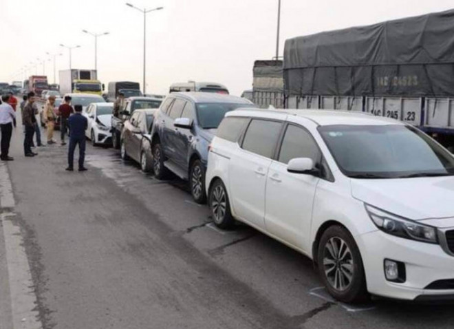 Hiện trường vụ 10 xe ô tô va chạm liên hoàn trên cầu Thanh Trì chiều mùng 5 Tết