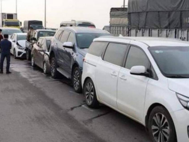 Tin tức trong ngày - Camry đâm 4 ô tô ở Võ Chí Công, nữ tài xế bị thương nặng