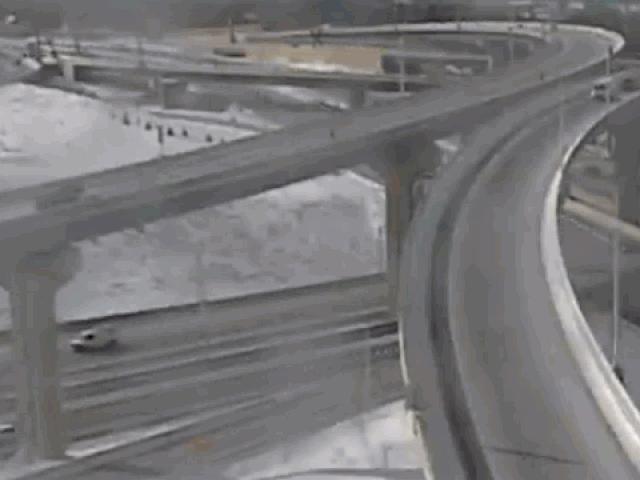 Media - Kinh hoàng cảnh ô tô rơi khỏi cầu vượt cao 20 mét