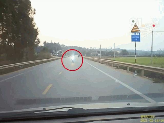 Media - Clip: Tài xế đánh lái xuất thần, cứu mạng thanh niên đi xe kiểu tự sát