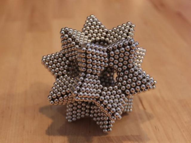 Sức khỏe đời sống - Cậu bé nuốt 54 viên nam châm để xem kim loại có dính vào dạ dày không