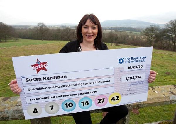 Susan Herdman bên giải thưởng gần 1,2 triệu bảng Anh.