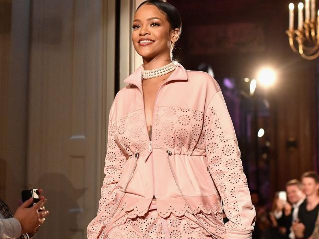 Thời trang - Thương hiệu "hái ra tiền" Fenty của Rihanna bất ngờ đóng cửa