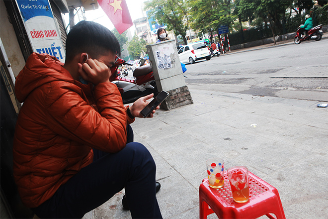 Ngồi uống&nbsp;trà đá trên vỉa hè