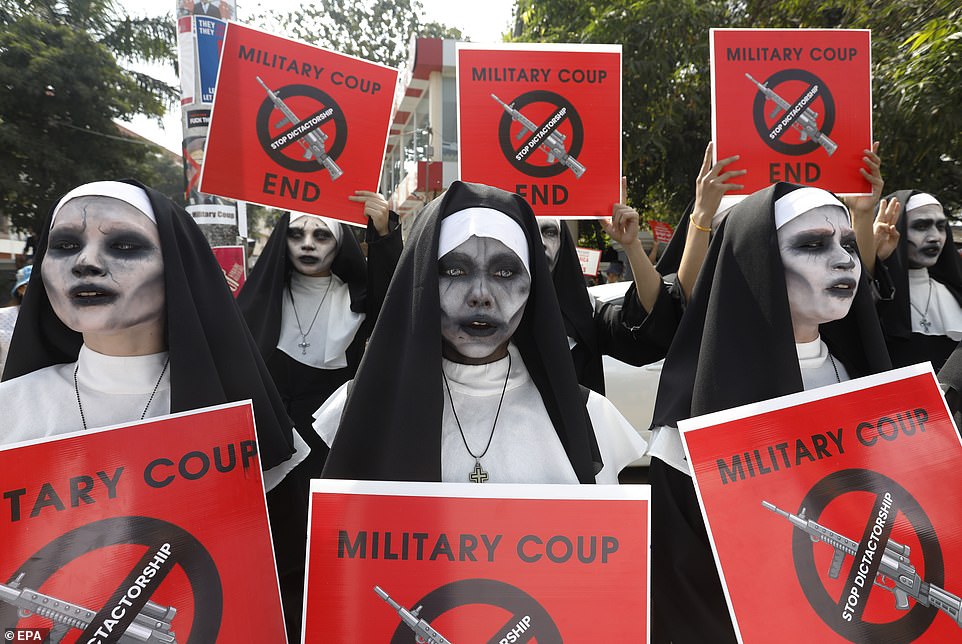 Một nhóm phụ nữ hóa trang thành ma sơ để thu hút người biểu tình phản đối đảo chính ở Myanmar (ảnh: Reuters)