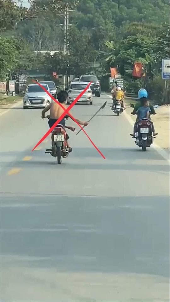 Trần Văn Cường điều khiển xe máy bằng chân, mang theo “đại đao” diễu phố.