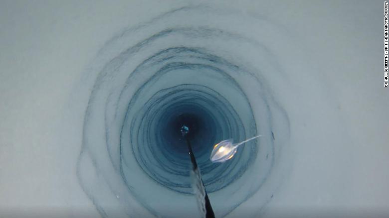 Lỗ khoan sâu dưới lớp băng Nam Cực giúp các nhà khoa học phát hiện sinh vật đặc biệt (ảnh: CNN)