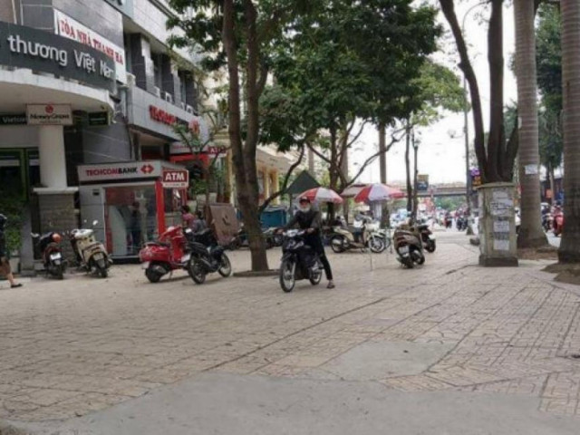 Kinh doanh - Ngày đầu năm Tân Sửu: Ngân hàng vắng khách, lãi suất thấp, ít khuyến mại
