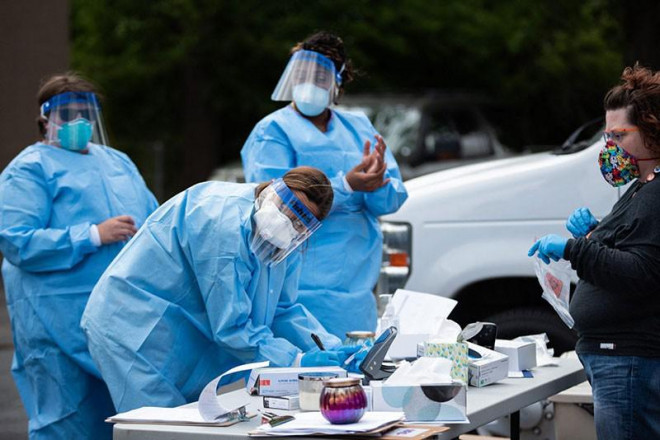 Nhân viên y tế làm việc tại một trạm xét nghiệm COVID-19 lưu động ở TP Oklahoma (Mỹ) hồi tháng 1-2021. Ảnh: CNN