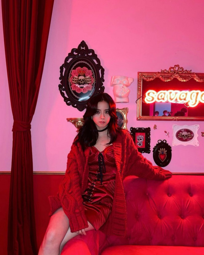 Mặc set đồ đỏ của D&G trị giá gần 175 triệu, Jisoo &#40;BLACKPINK&#41; quyến rũ hơn cả mẫu xịn của hãng - 1