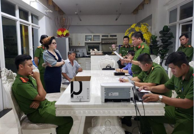 Công an TP HCM đọc lệnh bắt Phạm Thị Tuyết Nhung