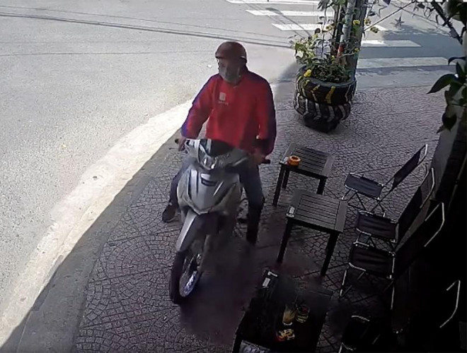 Kẻ gian mặc trang phục xe ôm công nghệ. Ảnh cắt từ clip