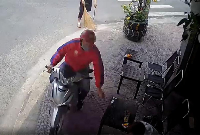 Hình ảnh kẻ gian giật điện thoại bị camera ghi lại. Ảnh cắt từ clip