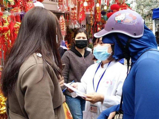 Tin tức trong ngày - Xử phạt hơn 70 người không đeo khẩu trang trên phố cổ