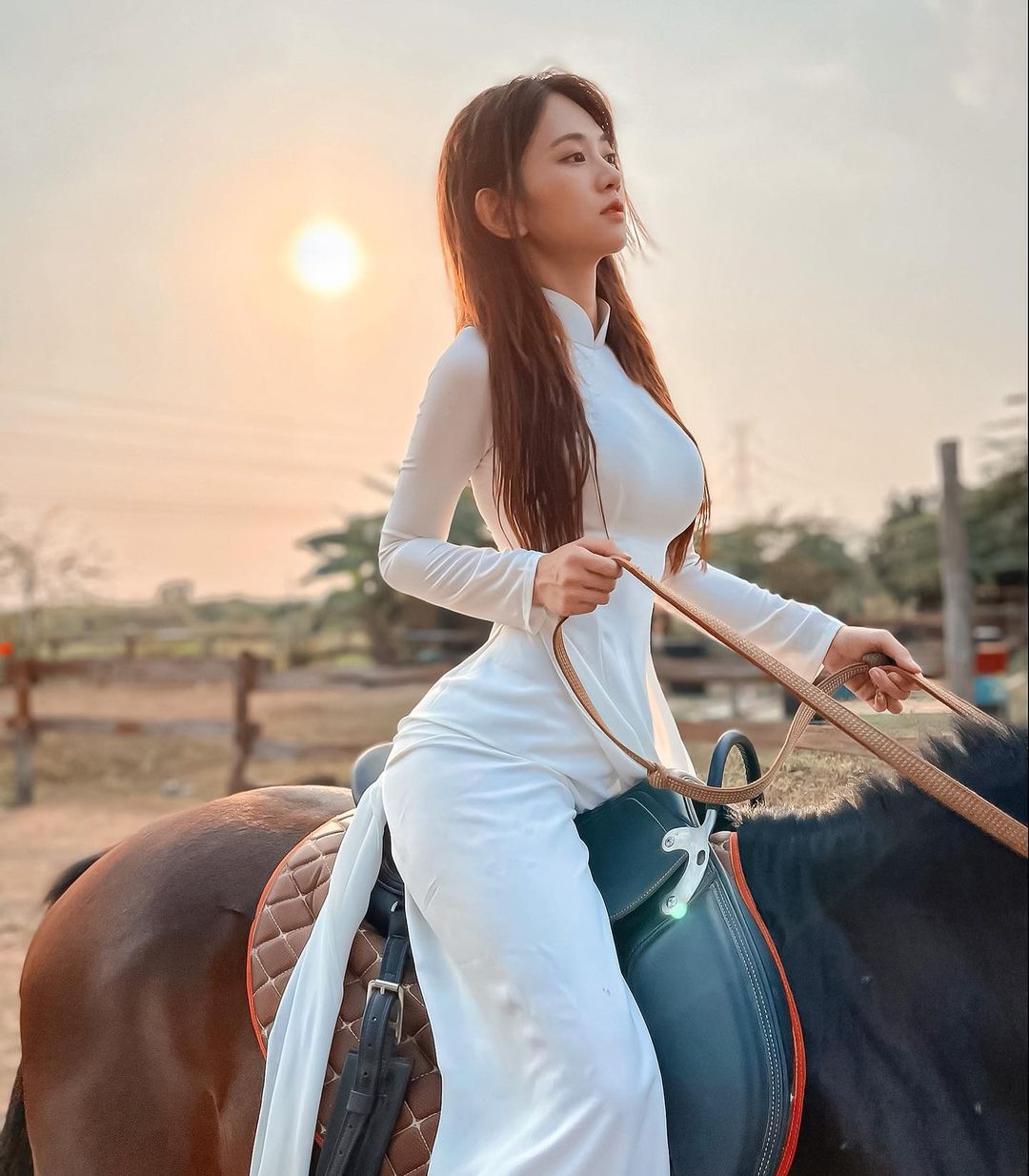 Ngắm Instagram của Lê Bóng mới thấy, chiếc áo crop top 