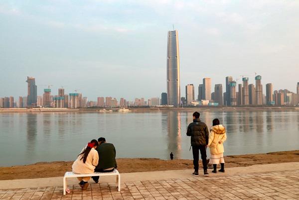 Người dân tới công viên Yangtze
Riverfront Park ở Vũ Hán, tỉnh Hồ Bắc, Trung Quốc.
Ảnh: VCG/Getty Images 