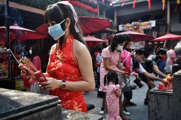 Người dân ở Bangkok (Thái Lan) tới
thăm một ngôi đền tại Lhong 1919. Đây vốn là một địa điểm tâm
linh của người Hoa từ thế kỷ 19 đã được trùng tu. Ảnh: Lillian
Suwanrumpha/ Getty Images