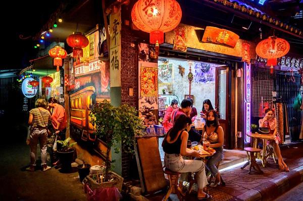 Người dân tại một nhà hàng ở khu phố
China Town. Ảnh chụp ở thủ đô Bangkok, Thái Lan. Ảnh: Mladen
Antonov/Getty Images