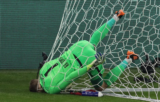 Salah - Mane thăng hoa, Liverpool đặt một chân vào tứ kết Champions League - 6