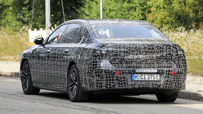 BMW I7 bị bắt gặp trong lớp ngụy trang trên đường thử - 3