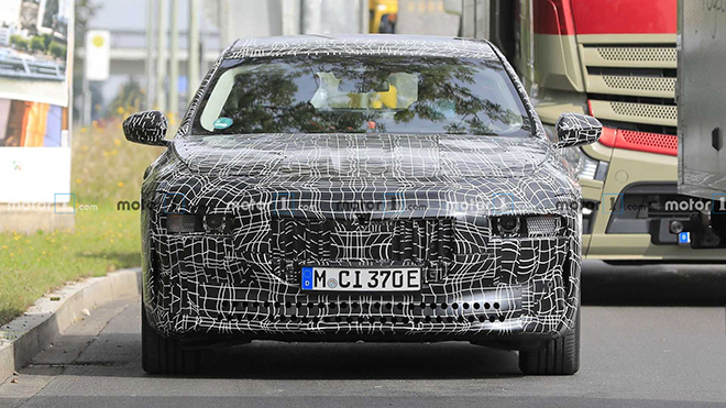 BMW I7 bị bắt gặp trong lớp ngụy trang trên đường thử - 2