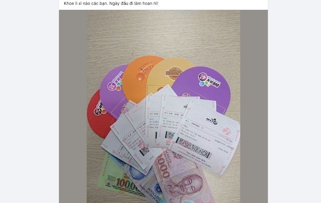 Nhiều người sếp hào phóng vừa lì xì tiền mặt vừa đính kèm thêm tờ vé số Vietlott để mang lại cơ hội trúng lớn cho nhân viên. Với cách lì xì như vậy, nhân viên vừa “tăng thu nhập” ngày đầu năm vừa phải hồi hộp chờ đợi kỳ quay mở thưởng.