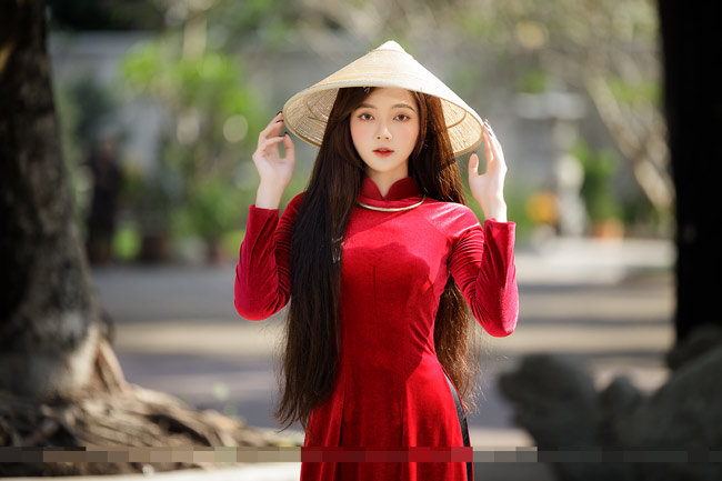 Áo dài đỏ là một trang phục truyền thống rất đẹp và duyên dáng của người Việt. Nếu bạn muốn thưởng thức hình ảnh của áo dài đỏ đầy quyến rũ, hãy đến với hình ảnh liên quan. Bạn sẽ không thể rời mắt khỏi bức ảnh này.