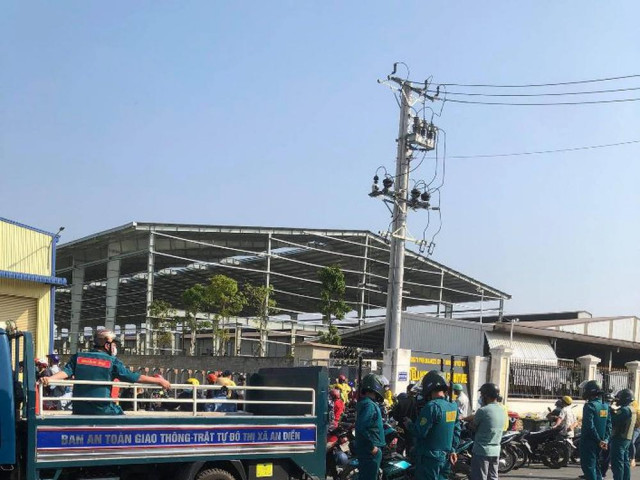 Kinh doanh - Ngày đầu đi làm sau Tết, công nhân tá hỏa nghe tin công ty giải thể