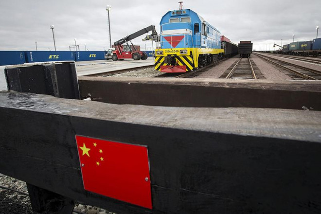 Quốc kỳ Trung Quốc tại một công trình đường sắt ở thị trấn biên giới Khorgos của Kazakhstan. Ảnh: REUTERS