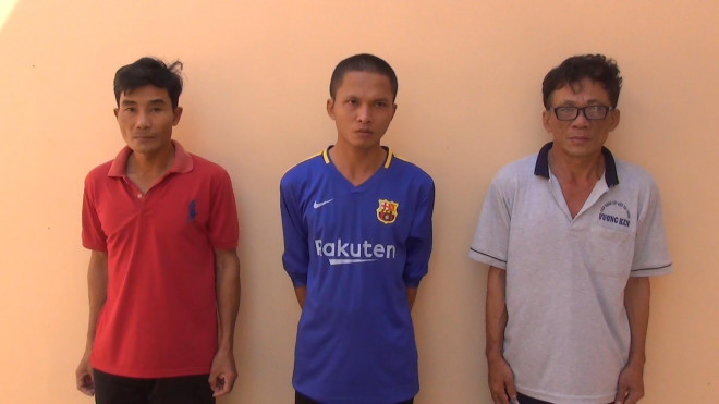 3 bị can Út, Hiếu, Lành (từ phải qua) bị khởi tố bắt tạm giam về tội đánh bạc