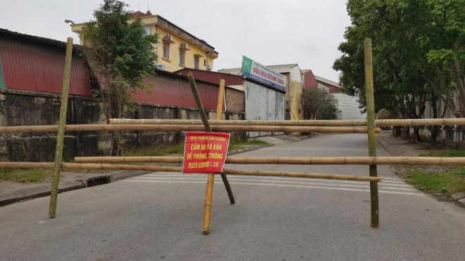 Hàng rào chặn đường chống dịch tại Phường Cẩm Thượng, TP Hải Dương được lập ngay trong sáng 16/2 khi tỉnh Hải Dương cách ly xã hội