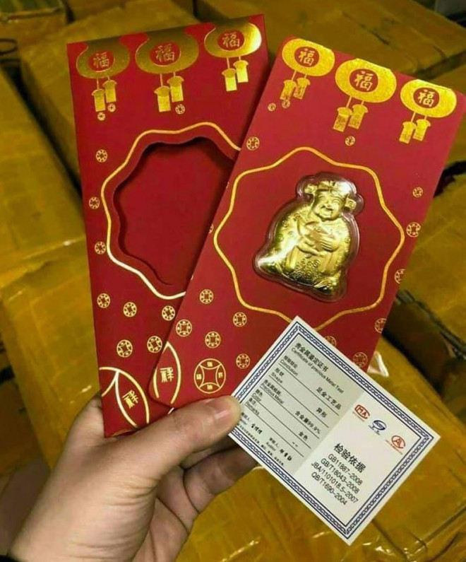 Những phong bao lì xì Thần Tài, linh vật trâu mạ vàng 24k xuất xứ Trung Quốc đang ồ ạt tràn sang chợ Việt. Ảnh: VietNamNet