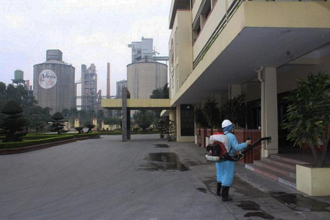 Lực lượng y tế trong một lần phun thuốc khử trùng khu nhà làm việc văn phòng Công ty xi măng Hoàng Thạch - Nguồn: Vicem Hoàng Thạch