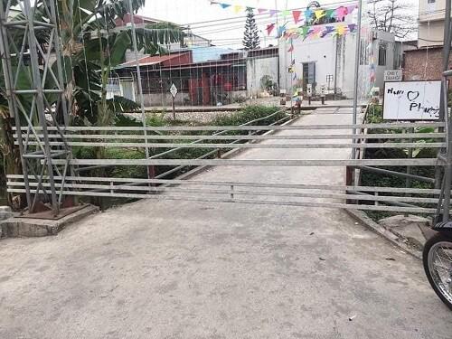 Hàng rào bằng tôn tự chế ở huyện Tứ Kỳ