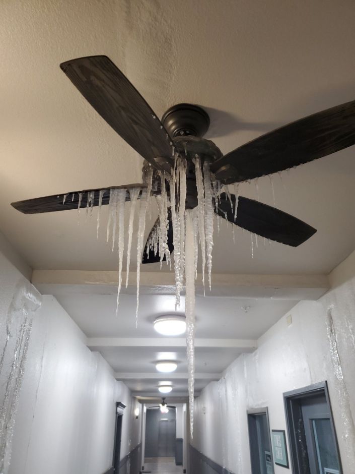 Quạt treo trên trần nhà đóng băng ở thành phố Dallas, bang Texas.