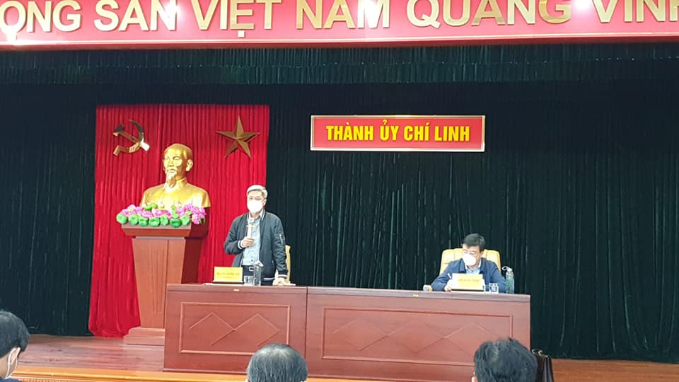 Ông Phạm Xuân Thăng, Bí thư tỉnh ủy tỉnh Hải Dương (bên phải) và Thứ trưởng Bộ Y tế Nguyễn Trường Sơn làm việc tại TP Chí Linh về công tác phòng, chống dịch.