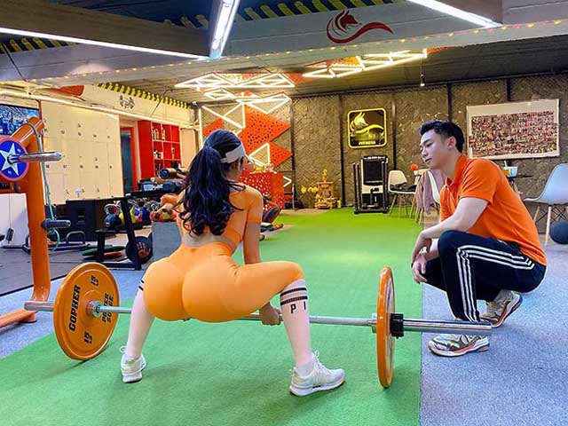 Làm đẹp - Hot girl phòng gym có vòng 3 "trái táo" nhờ đẩy tạ 160kg