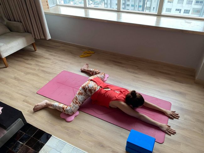 Cô chọn tập yoga để cơ thể dẻo dai, đồng thời giúp trẻ hoá bằng những động tác chuyên sâu.
