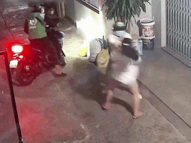 Media - Clip: Bị cướp giật điện thoại, cô gái có pha "phản đòn" cực gắt